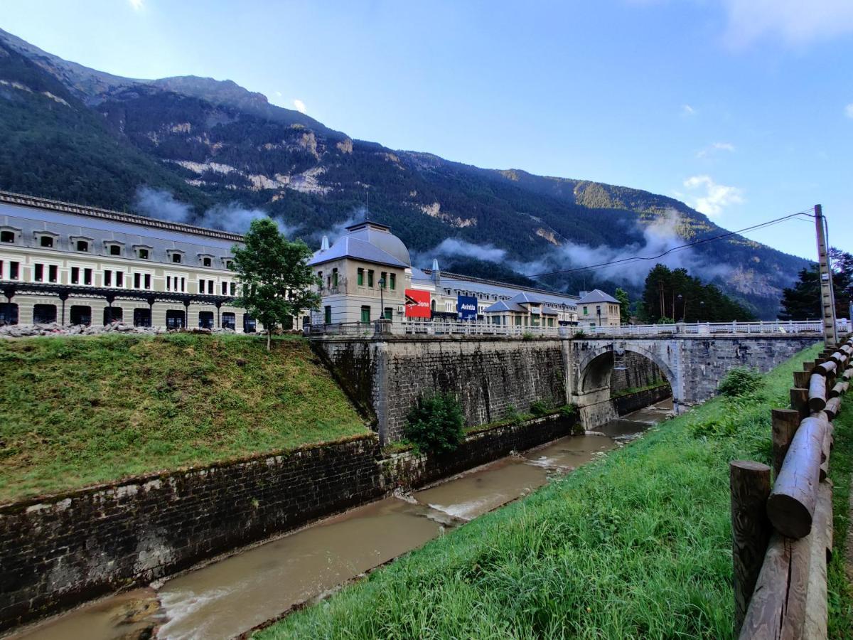 Appartamento "Leo Pixel" Avairent Canfranc Estacion Esterno foto